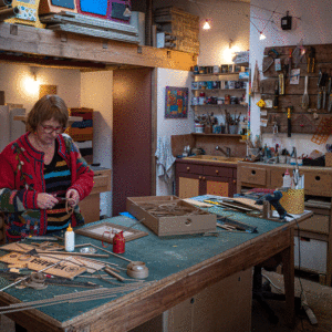 Noëlle travaillant a son bureau