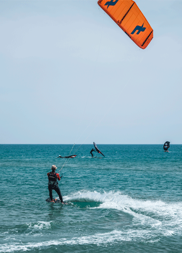 personne faisant du kitesurf au large