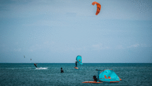 personne faisant du kitesurf au large